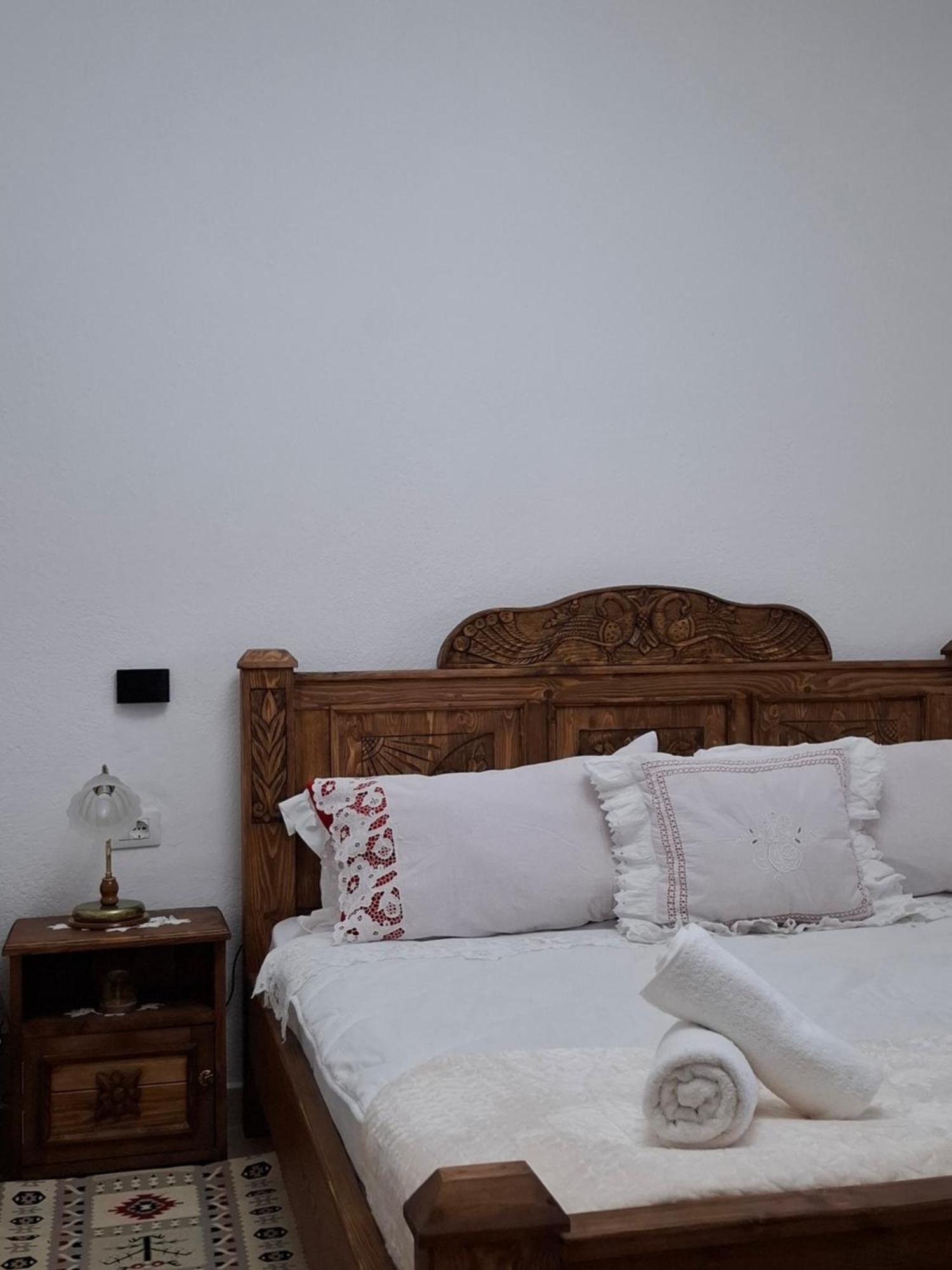 Luna * Gjirokastër